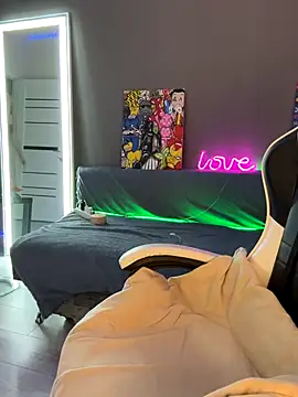 julia fly online show from October 6, 2025, 10:12 am