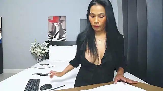 Hotbeebee online show from March 1, 2025, 4:04 am