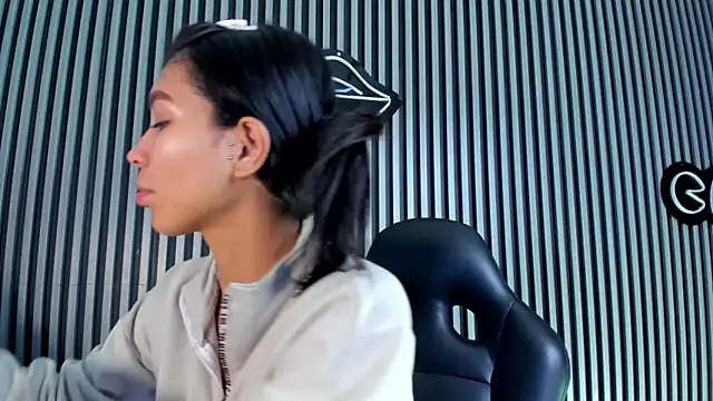 LauraAristizabal online show from February 20, 2025, 12:47 pm