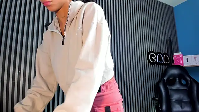 LauraAristizabal online show from February 21, 2025, 12:50 pm