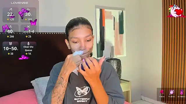 LauraAristizabal online show from October 14, 2025, 12:50 pm