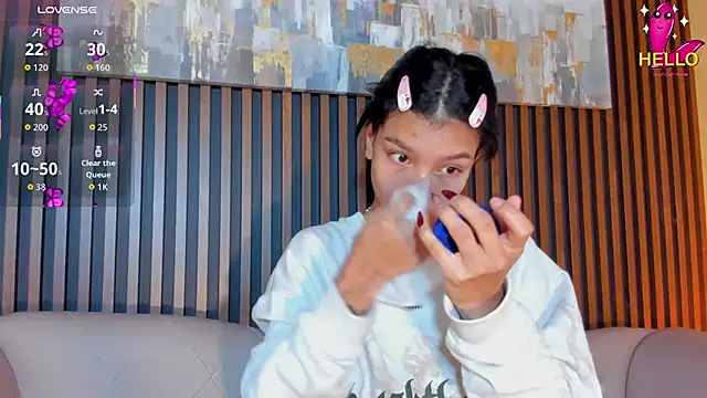 LauraAristizabal online show from November 15, 2025, 12:34 pm