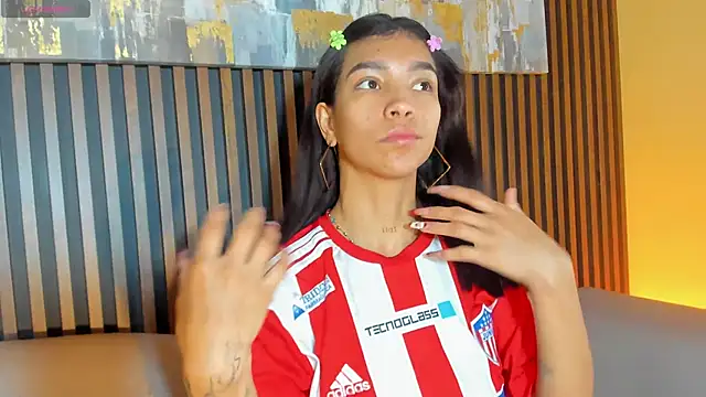 LauraAristizabal online show from December 16, 2025, 12:43 pm