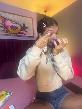 LauraAristizabal online show from March 13, 2026, 12:45 pm