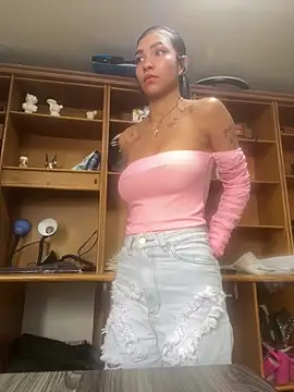 Snapshot of LauraAristizabal chatting on April 23, 2026, 12:29 pm LauraAristizabal online show from April 23, 2026, 12:29 pm