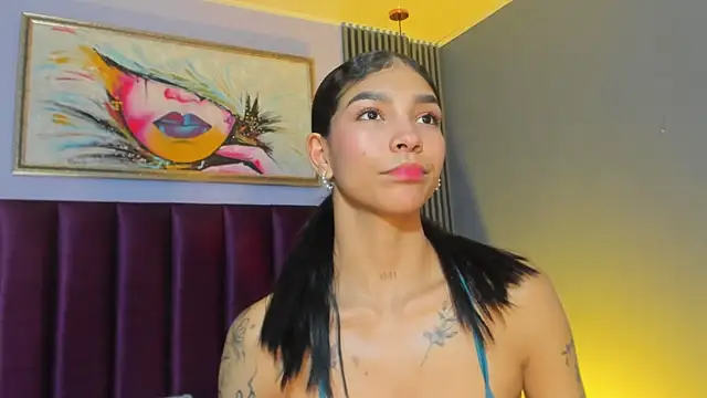 Snapshot of LauraAristizabal chatting on May 1, 2026, 11:42 pm LauraAristizabal online show from May 1, 2026, 11:42 pm