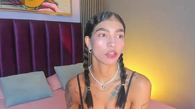 Snapshot of LauraAristizabal chatting on May 19, 2026, 11:49 am LauraAristizabal online show from May 19, 2026, 11:49 am