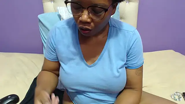 Snapshot of PeachAss4UU chatting on February 15, 2025, 3:28 pm PeachAss4UU online show from February 15, 2025, 3:28 pm