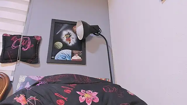 Snapshot of damn_fox chatting on December 19, 2024, 2:01 am damn fox online show from December 19, 2024, 2:01 am