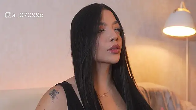 sarah hiill online show from December 19, 2025, 12:01 pm