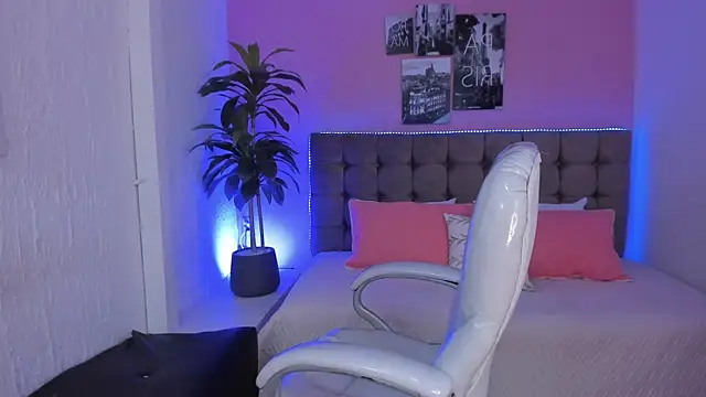 Snapshot of Stefhanyblow chatting on February 19, 2025, 9:47 pm Stefhanyblow online show from February 19, 2025, 9:47 pm