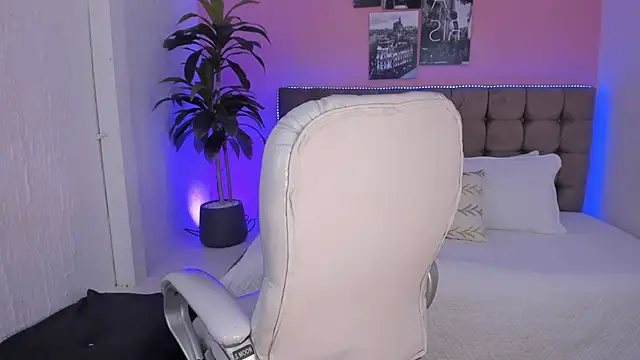 Snapshot of Stefhanyblow chatting on March 12, 2025, 12:31 am Stefhanyblow online show from March 12, 2025, 12:31 am