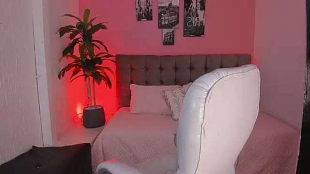 Snapshot of Stefhanyblow chatting on March 18, 2025, 10:04 pm Stefhanyblow online show from March 18, 2025, 10:04 pm