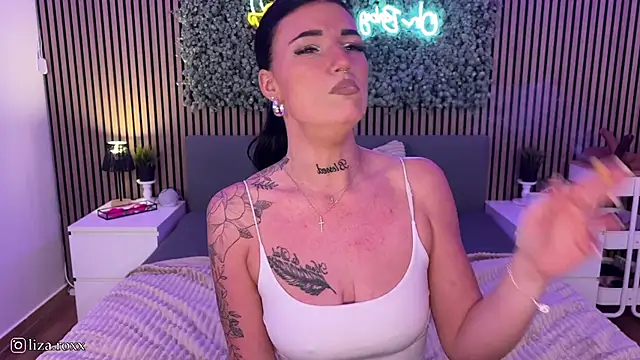 Snapshot of LizaRoxx chatting on October 3, 2025, 7:44 pm LizaRoxx online show from October 3, 2025, 7:44 pm