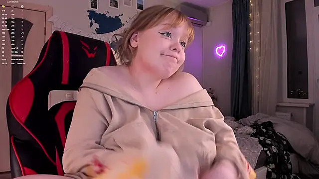 LisaLaas online show from December 14, 2024, 1:16 pm