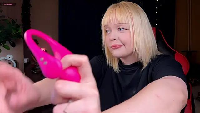 LisaLaas online show from October 12, 2025, 8:52 pm