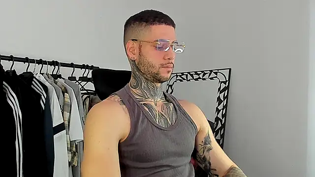  jamesleandros1 online show from November 26, 2025, 4:41 pm