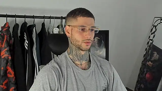  jamesleandros1 online show from December 16, 2025, 9:09 pm