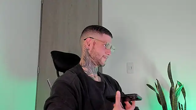  jamesleandros1 online show from February 28, 2026, 1:06 am