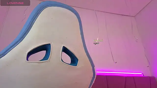 PIA STONE online show from December 2, 2025, 7:53 pm