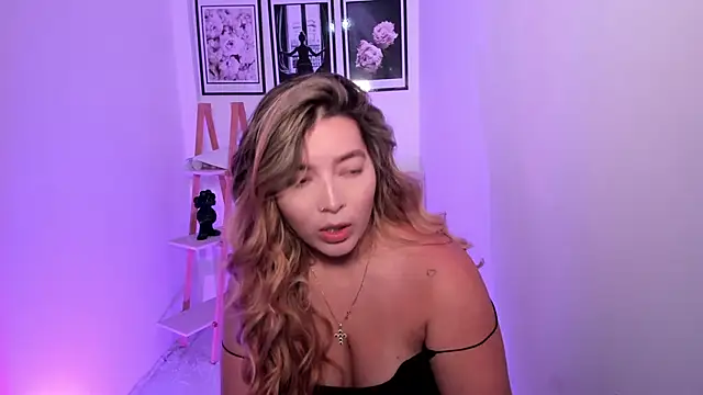 sofihill01 online show from October 4, 2025, 9:02 pm