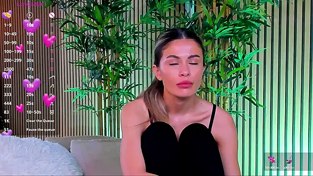 Snapshot of Avril_Cyrus chatting on January 2, 2025, 7:33 am Avril Cyrus online show from January 2, 2025, 7:33 am