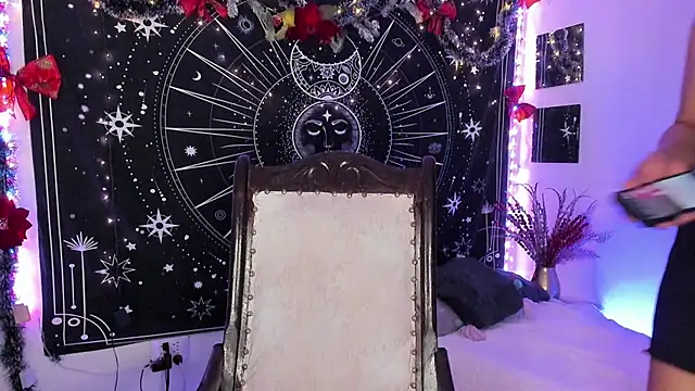 Eva Lee  online show from December 5, 2025, 9:40 am