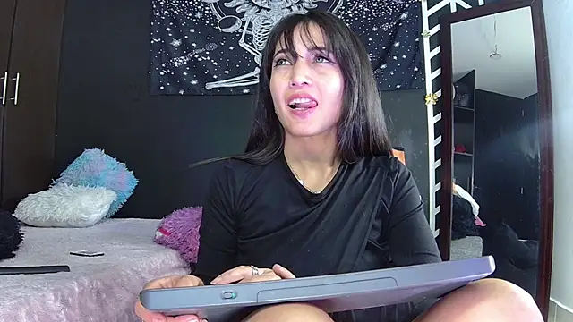 EvangelineCors online show from September 12, 2025, 6:19 pm