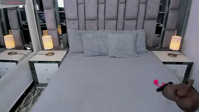 EMMAHILL1 online show from October 5, 2025, 12:58 pm