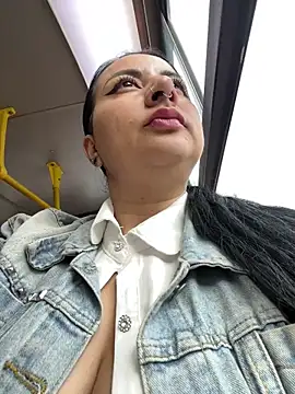 Abril Luv online show from February 21, 2025, 12:28 pm