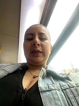 Abril Luv online show from October 17, 2025, 12:19 pm