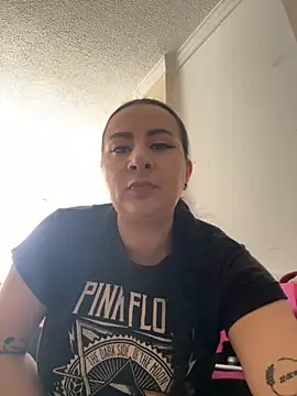 Abril Luv online show from November 18, 2025, 1:04 pm