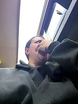 Abril Luv online show from January 9, 2026, 12:35 am