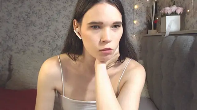 Snapshot of Nicole-Petite chatting on December 6, 2024, 7:45 pm Nicole-Petite online show from December 6, 2024, 7:45 pm