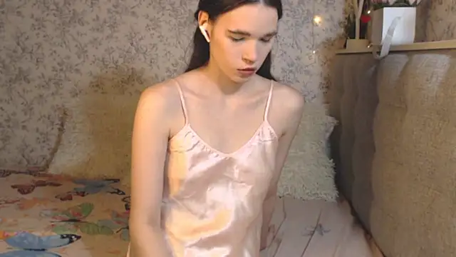 Snapshot of Nicole-Petite chatting on December 15, 2024, 4:40 am Nicole-Petite online show from December 15, 2024, 4:40 am