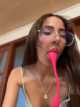 lauravasquez online show from December 15, 2024, 7:10 pm