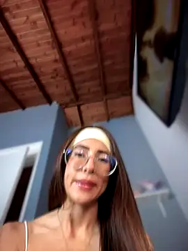 lauravasquez online show from October 16, 2025, 3:02 pm