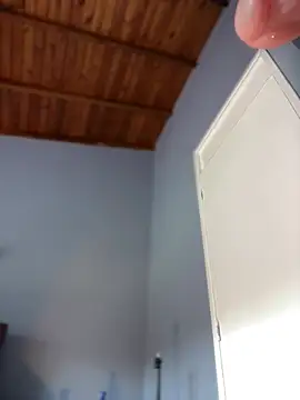 lauravasquez online show from May 12, 2026, 3:53 pm