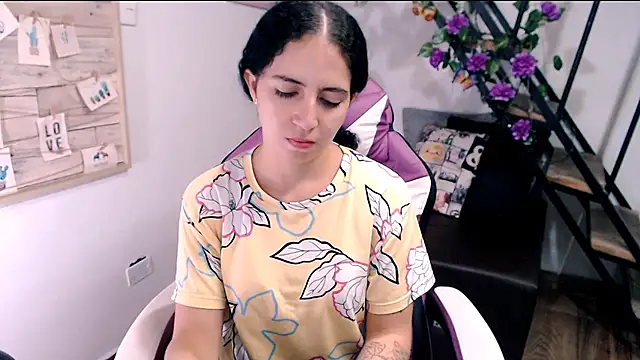Snapshot of samantha_baby_ chatting on April 18, 2026, 6:23 pm samantha baby online show from April 18, 2026, 6:23 pm