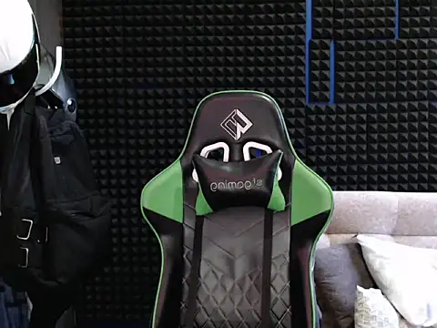 Snapshot of Curly_Angel24 chatting on October 19, 2025, 10:32 pm Curly Angel24 online show from October 19, 2025, 10:32 pm