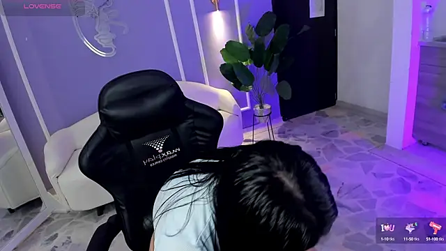 martinasaez online show from September 26, 2025, 8:02 pm