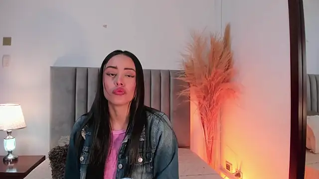 NoraDasilva online show from February 19, 2025, 1:08 am