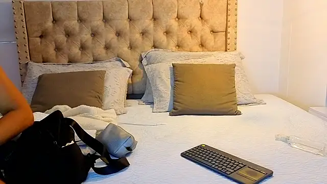 KeryHillson online show from December 22, 2025, 12:02 pm