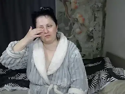 Snapshot of Lillian2 chatting on May 13, 2026, 9:33 pm Lillian2 online show from May 13, 2026, 9:33 pm