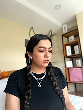 Nicollemays online show from November 10, 2025, 3:22 pm