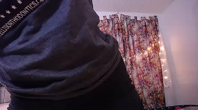 yselahot online show from February 18, 2025, 3:32 pm