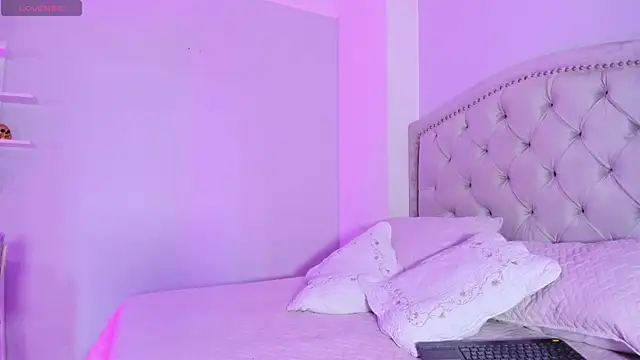 CamileHolmes online show from March 4, 2025, 5:21 am