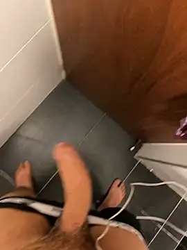 Snapshot of Luismimor93 chatting on December 21, 2024, 2:04 pm Luismimor93 online show from December 21, 2024, 2:04 pm