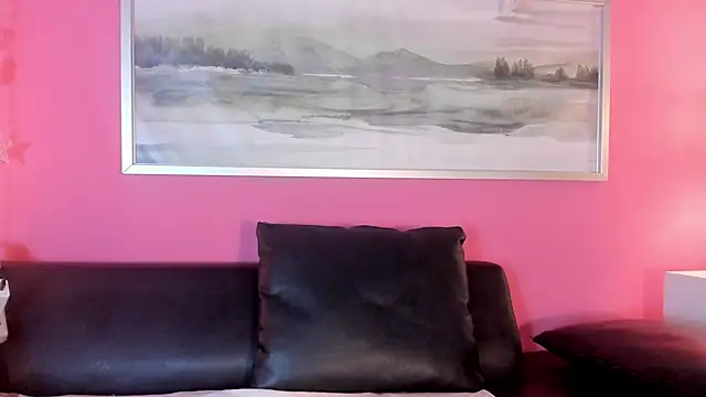 Tiffanysurez  online show from November 19, 2025, 8:20 pm