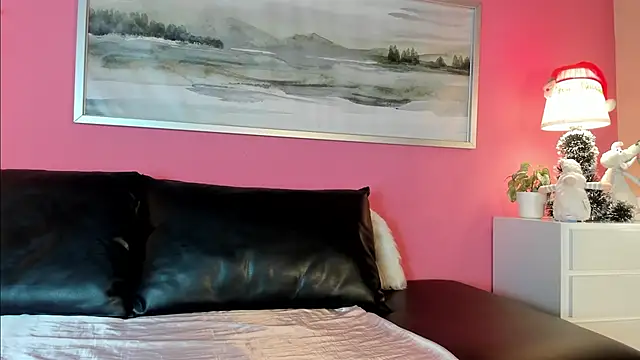 Tiffanysurez  online show from December 17, 2025, 6:25 pm